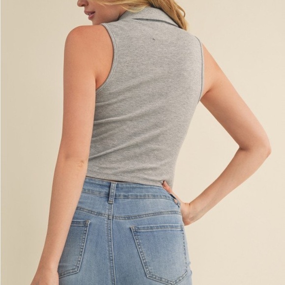 RIBBED HALF ZIP-UP COLLARED CROP TANK TOP ( Small : 2 / Medium : 2 / Large : 2 ) - Picture 1 of 2